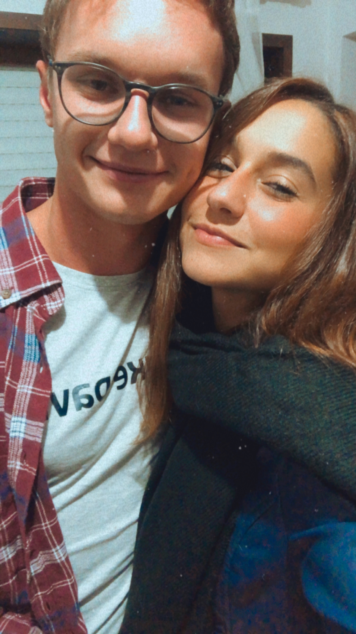 Lígia e Sergii abraçados