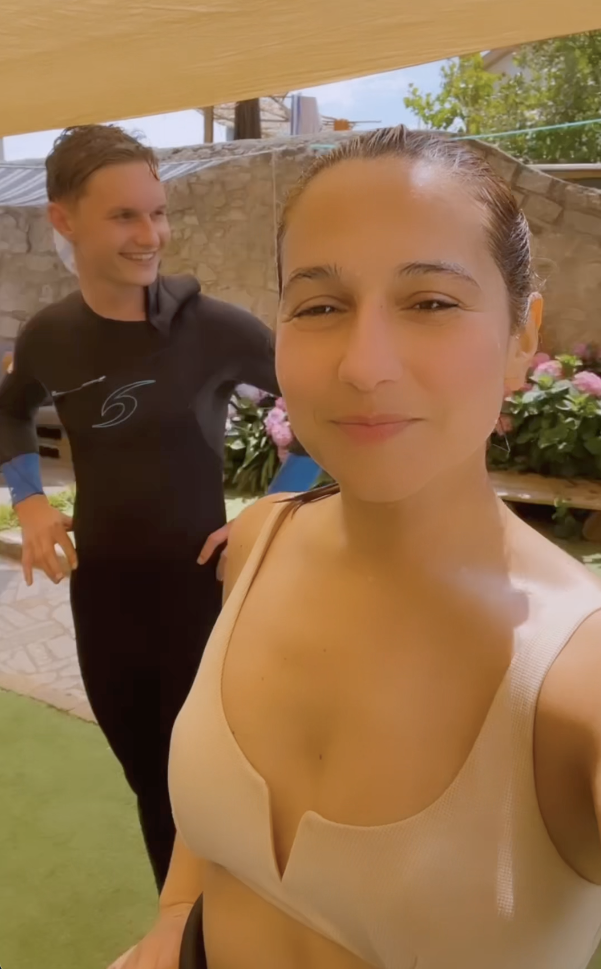 Casal com prancha de surf na praia