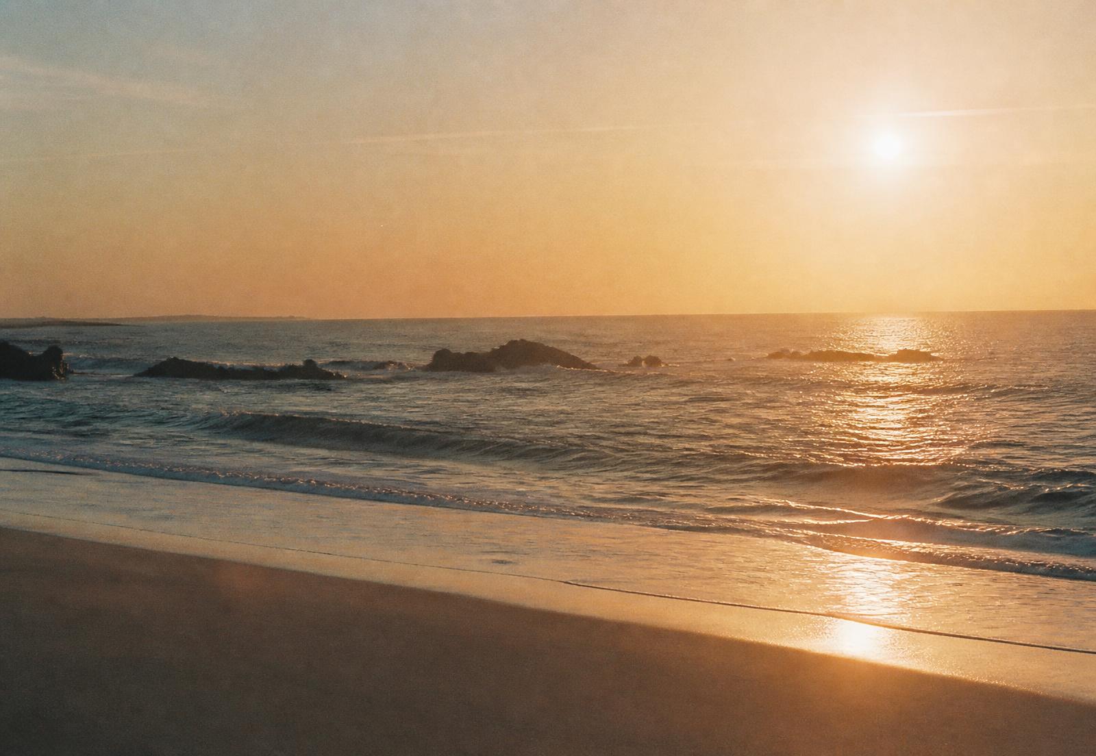 Pôr-do-sol sobre o mar em Vila Praia de Âncora
